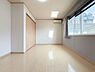 子供部屋：明るい光が差し込む洋室。ゆとりある広さで主寝室にもおすすめです。
