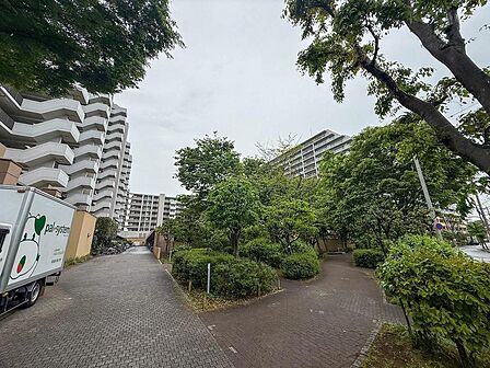 緑豊かな植栽に囲まれた、穏やかな住環境が魅力です。お子様との散歩も楽しめる、広々とした敷地で家族の毎日が輝きます。