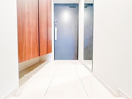 家の顔となる玄関。 収納部分を多く採用し、スッキリとした広さを確保出来ました。ゲストを迎え入れても安心の空間です。