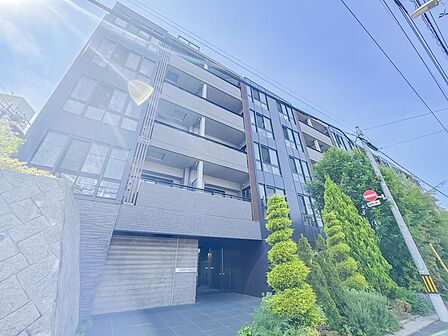 その邸が魅せる、気品・上質・重厚感・細やかさ、そのすべては訪れた者に安らぎと品性を与える特別な空間です。ここに住むからこそ意味がある。すべての(始まり)をここから迎えます。