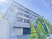その邸が魅せる、気品・上質・重厚感・細やかさ、そのすべては訪れた者に安らぎと品性を与える特別な空間です。ここに住むからこそ意味がある。すべての（始まり）をここから迎えます。