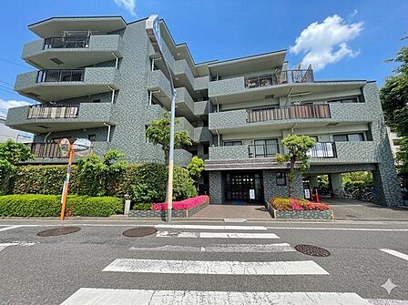 爽やかな印象の外観部分。飽きのこないデザインです。住まいは閑静な住宅街に立地しています。心地よい太陽のぬくもり、爽やかな風、静かな環境という、こんな場所で暮らしたかったが叶う立地です。