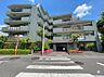 外観：爽やかな印象の外観部分。飽きのこないデザインです。住まいは閑静な住宅街に立地しています。心地よい太陽のぬくもり、爽やかな風、静かな環境という、こんな場所で暮らしたかったが叶う立地です。