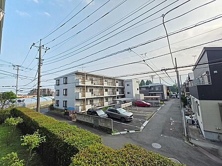 バルコニーからは周辺の街並みを見渡せる開放感のある眺望が広がります。前面に圧迫感のある建物が少なく、陽当たりと風通しにも恵まれた住環境で、毎日を気持ちよくお過ごしいただけます。