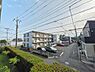 周辺：バルコニーからは周辺の街並みを見渡せる開放感のある眺望が広がります。前面に圧迫感のある建物が少なく、陽当たりと風通しにも恵まれた住環境で、毎日を気持ちよくお過ごしいただけます。