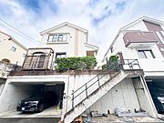 近隣とのプライベートディスタンスが保たれた、独立性の高い高台のお住まいです。視界が広がる開放的なバルコニー空間は、毎日の暮らしにゆとりと癒やしを与えてくれます。静かで心地よい住環境をぜひご覧ください。