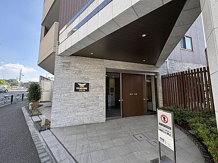 洗練されたデザインのエントランスが、ご家族の帰りを温かく迎えます。上質な空間は来客にも好印象を与え、日々の暮らしに彩りを添えるでしょう。