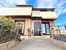 外観：閑静な住宅街に立地するため、周囲の喧騒を感じることなく落ち着いて過ごせる住環境が魅力です。穏やかな空気が流れ、日常の疲れを癒すためのゆったりとした時間が過ごせる住まいです。