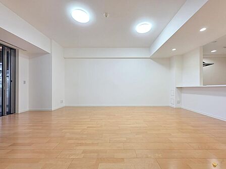 約18帖のLDKは広々とした空間設計で、家族がゆったりと過ごせる開放的な住まいです。ダイニングとリビングをしっかり分けて使えるため、日常生活にゆとりと快適さをもたらします。