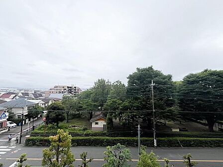 前向きな気持ちで背中を押してくれるかのような美しい空。青が栄える景色がここに有ります。