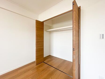 枕棚・ハンガーパイプを備えた大容量クローゼット。お洋服や大きな荷物もスッキリ収納できます。