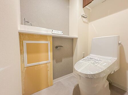 いつまでも清潔な空間であって頂けますように、目に留まるだけではなく、汚れをふき取り易いフロアと壁紙をチョイス致しました。洗浄便座になっておりますので、とても清潔にご使用いただけます。