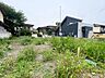 外観：お車の出し入れやベビーカーでの移動もスムーズな、高低差のない平坦な売地です。間口が広く開放的なため、お部屋の奥までしっかり光を採り込める設計が可能。