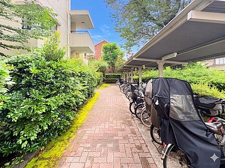 駐輪スペースを備えたマンション。日常の移動手段として自転車をいつでも活用しやすい便利な環境です。2台所有など駐輪に関するご要望があれば管理会社へ確認をさせていただきます。