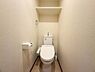 トイレ：温水洗浄便座を完備した、清潔感あふれるトイレです。ゆったりとした空間で、家族みんなが快適に使える機能的な設計です。