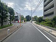 広々とした歩道と豊かな緑が心地よい、物件へのアプローチ。静かで安全な環境は、お子様との毎日を穏やかに育むファミリーに理想的です。