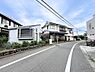 外観：複数台駐車可能なゆとりある敷地。キャンピングカーやバイク、DIYスペースなど、多彩なライフスタイルに対応します。