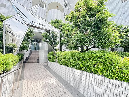 JR中央線「国立」駅徒歩約15分。白を基調とした重厚感あるタイル張りマンションで、上質な住環境と快適な暮らしを叶えます。