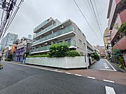 長い年月を経た重厚な風格ある佇まいのマンション。歴史を重ねてきた建物ならではの落ち着いた雰囲気が、住まいに独自の安心感と深みある趣をもたらします。