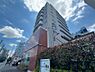 外観：青空に映えるスタイリッシュな外観が魅力のマンションです。周辺には生活施設が充実しており、子育て世代にも暮らしやすい環境が整っています。