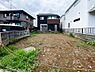外観：隣地との境界にはしっかりとしたブロック塀が施工されており、敷地ラインが明瞭で安心感のある整形地。周囲には洗練されたモダンなデザインの邸宅が立ち並んでおり、新生活を気持ちよくスタートできる綺麗な街並みで