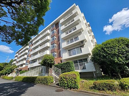 落ち着いた色調とデザインが特徴の外観は、住む人の心を和ませる上品な佇まい。高級感と清潔感が漂い、安心して暮らせる住環境を実感できます。