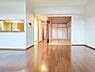 室内：リビングと和室を一体利用できる開放感のある空間です。対面カウンター越しにキッチンとのつながりも感じられ、ご家族それぞれが思い思いの時間を快適に過ごせる住空間です。