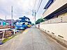 周辺：前面道路は北側約4mの広さです。住宅地内で車通りが多くなく、穏やかな新生活をお送りいただけます。2026/7/16撮影