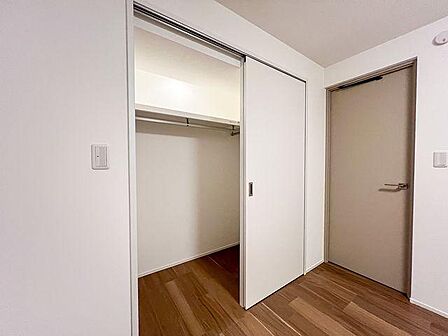 「洋室クローゼット」 扉付きのワイドなクローゼット。洋服や季節物の荷物をすっきり収納できます。