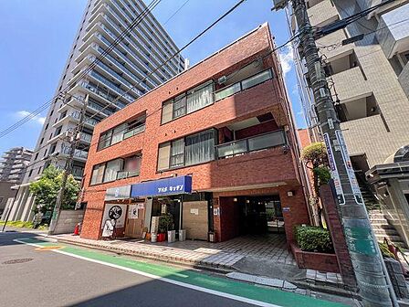 「落ち着きある佇まいの外観」1階には店舗が並ぶ賑わいある環境。アプローチも綺麗に維持されています。