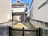 外観：現地（2026年7月）撮影。静かな住宅街に位置しており、騒音を気にせずリラックスした毎日を楽しめます。安心感のある環境が整っているため、小さなお子様がいるご家庭や静かに暮らしたい方にもぴったりの立地。
