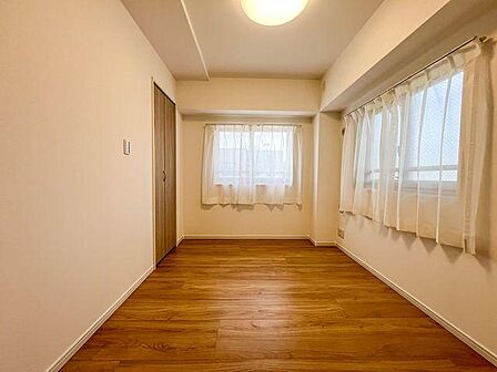 「風通しの良い2面採光」2箇所の窓から光と風が届く洋室。子供部屋や書斎としてもおすすめです。