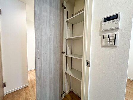 「便利な廊下可動棚収納」日用品やストック類をまとめて保管可能。棚の高さを変えられて使い勝手。