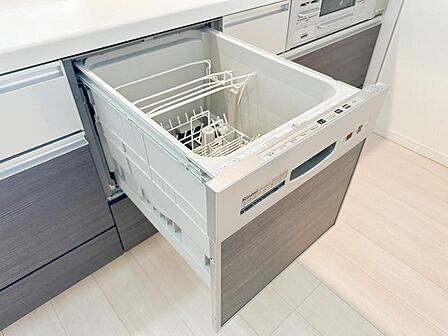 毎日の洗い物をサポートするビルトイン食器洗浄乾燥機。食器をまとめて洗えるため、家事の時間や使用水量を抑えやすい設備です。食後の片付けを任せて、家族と過ごす寛ぎの時間をゆったり楽しめます。