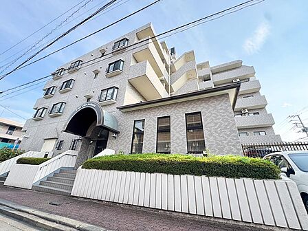 「現地外観」時間のゆとりと空間、爽やかな陽光がもたらす光と風を贅沢なまでに感じる暮らしが始まります。