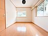 寝室：ゆとりある広さの居室は、家具の配置がしやすく使い勝手の良い空間です。採光も良好で、生活スタイルに合わせて自由にレイアウトできます。
