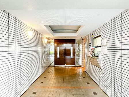 「安心のオートロック・管理人室を完備」奥行きのあるエントランスホールが防犯性を高め、住まう方の安全を守ります。清掃が行き届いた明るく清潔感あふれる共用空間で、帰宅時もほっと落ち着ける空間です。