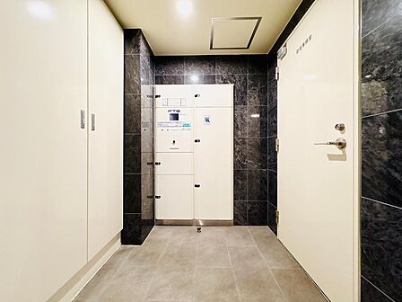 不在時でも荷物を受け取れる便利な宅配ボックスを設置。日勤の管理人さんがおり、管理体制も良好です。