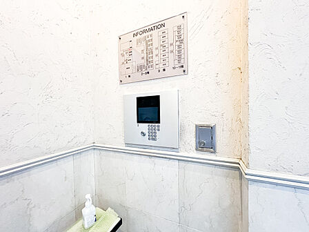 オートロック完備で、防犯面も安心な住環境。居住者以外の出入りが制限されているため、セキュリティ面で信頼性が高く、家族みんなが安心して暮らせるマンションです。