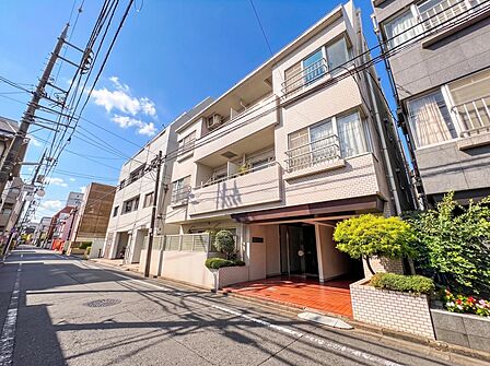 「外観」 落ち着いた住宅街に立つ上品なタイル貼りの外観。周辺環境も良好です。