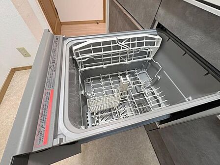 食器洗い乾燥機付きキッチンで、食後の片付けがグッとラクになります。手荒れの軽減にもつながり、毎日の家事効率を大幅に上げてくれるうれしい設備のひとつです。