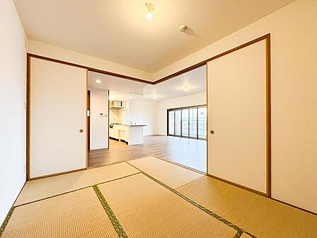 和室は、お子様の遊び場や客間に最適。リビングやキッチンへ繋がる開放的な空間で、家族の温かい交流が生まれます。