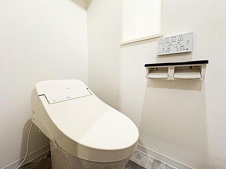 最新式の高機能トイレは、清潔感あふれる快適な空間を提供します。家族みんなが安心して使える、毎日を心地よく過ごせる場所です。