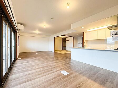 陽光が降り注ぐ広々としたLDKは、家族の笑顔と会話が自然と生まれる空間。対面キッチンで家事中も家族を見守れ、毎日が快適です。