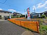 外観：敷地と前面道路の関係が分かりやすい角度から撮影しています。土地面積113.20平米を確保した全1棟の新築住宅です。現地では道路から敷地への入り方や間口の広がり、近隣住宅との位置関係などを確認できます。