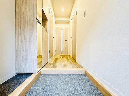 玄関や廊下もフロアタイル貼りでピカピカです。トールサイズのシューズボックスも備わっています。