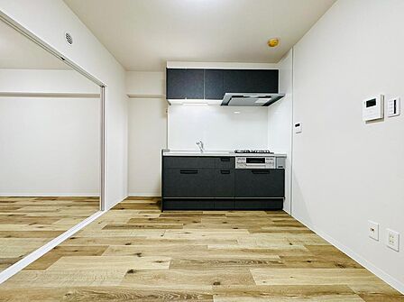 約6.0帖のダイニングキッチン。フルリフォームにより新築のように綺麗なお部屋です。