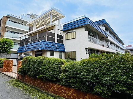 青い瓦屋根が目を惹くレトロな外観。中央線「武蔵小金井」駅から徒歩10分の閑静な住宅街に位置します。