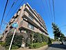 外観：落ち着いた閑静な住宅街に位置する住まいです。静かで穏やかな環境が、毎日の生活に安らぎと快適さをもたらします。