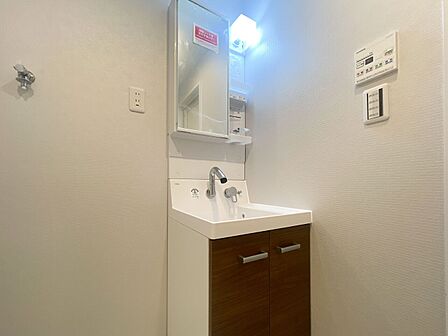 鏡裏収納&下部収納を備えた洗面化粧台!水ハネしにくい深型ボウルで毎日の身支度も快適です。